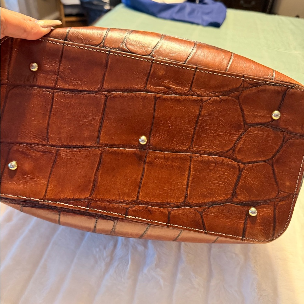Dooney & Bourke Tan Croc-Embossed Shoulder Bag with wallet - Picture 4 of 7